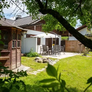https://ganzes-haus-mit-grossem-garten-und-natur.com-bavaria.com